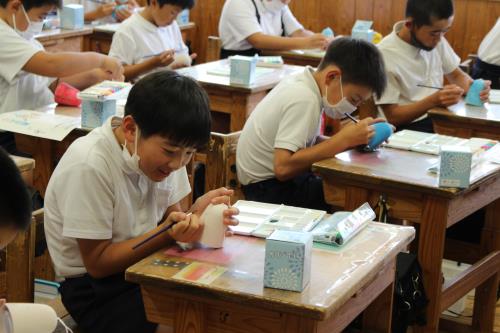 牛深小学生風鈴準備中。